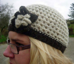 Hand knitted Jacob wool beret hat - Light