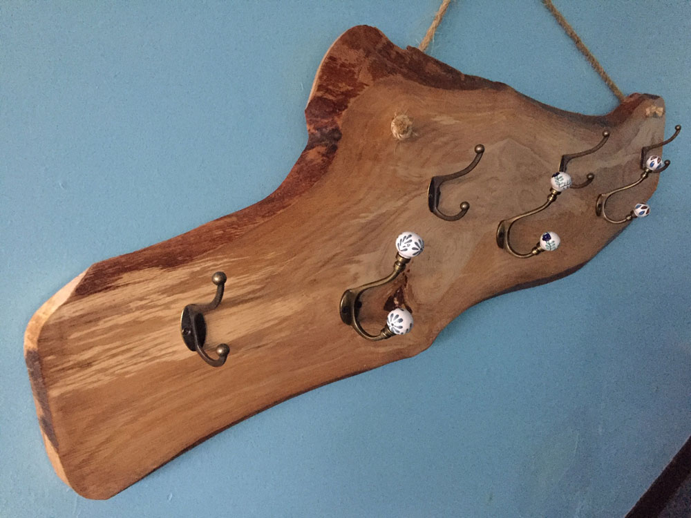 Wood coat hanger 127x40cms