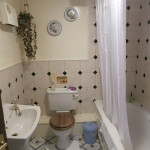 'Swallow Barn' en-suite family bedroom bathroom