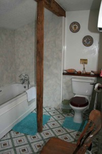 'The Byre' bedroom with en-suite bathroom